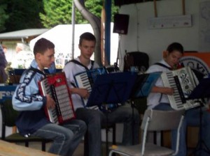 Für musikalische Unterhaltung sorgten die Jugendlichen des Hellersdorfer Akkordeonorchesters H2O